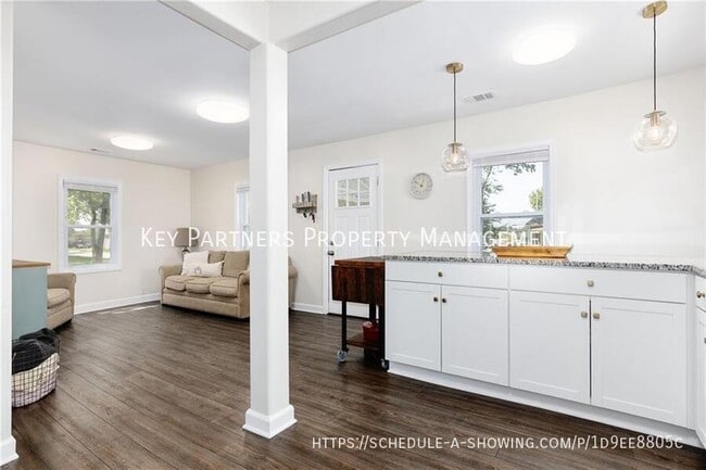 Building Photo - 736 S Cherry St