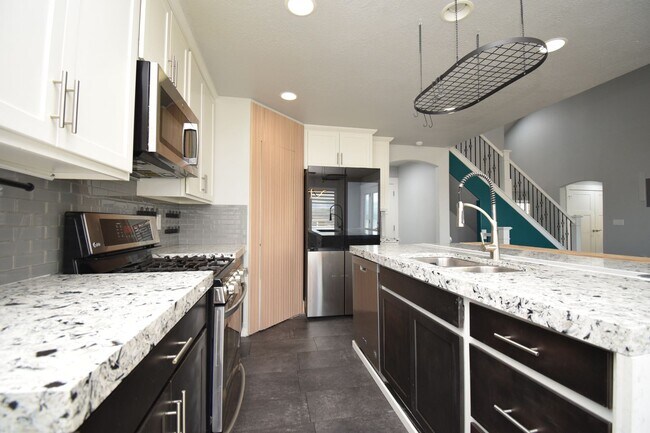 Building Photo - Spacious and Bright 5 Bed 3.5 Bath in Riverton!!