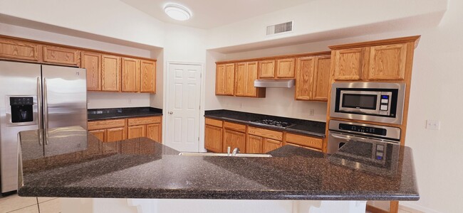 Building Photo - Stunning 4 bedroom, 2.5 bath home in West ...