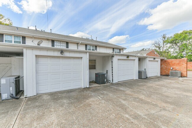 Building Photo - 2505 Watertown Mall St