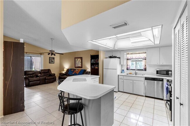 Building Photo - 4320 Thompson Ave