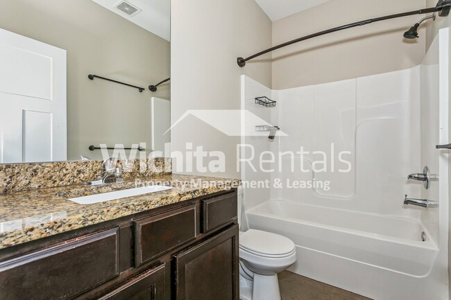 Building Photo - 3 bedroom 2 bath duplex - Derby Schools