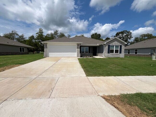Building Photo - Now Leasing: Spacious 4-Bedroom, 2-Bath Home in Pea Ridge — Secure Your New Home Today!