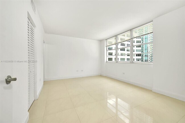 Building Photo - 801 Brickell Bay Dr