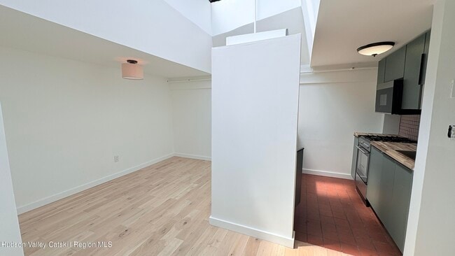 Building Photo - 725 Warren St