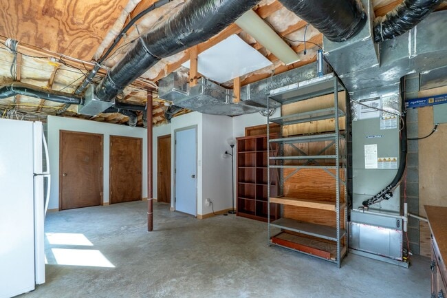 Building Photo - Meticulously maintained property with a st...