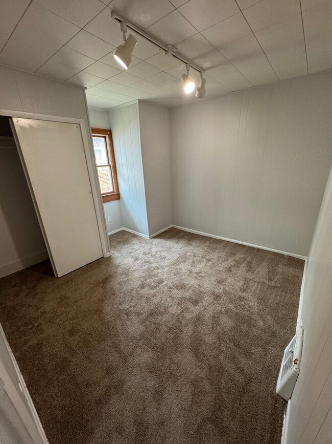 Building Photo - Newly renovated Tulip street