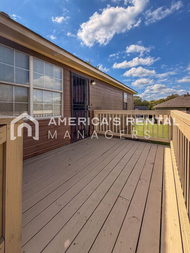 Building Photo - Modern 3BR/2BA – Easy Commute to Downtown!
