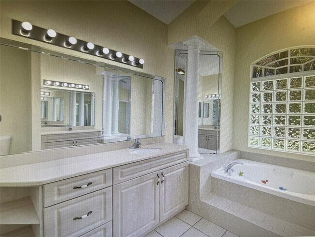 Building Photo - 392 SW Kane Ave