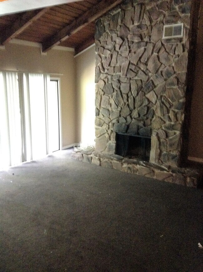 Building Photo - Great Condo Unit Available For Only $1,100...