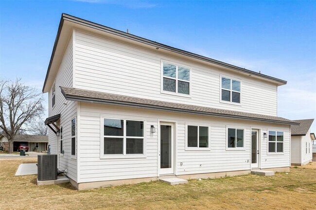 Building Photo - 302 East Dr