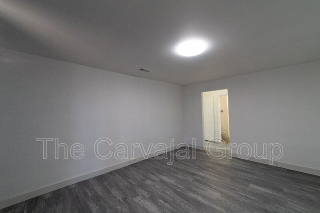 Building Photo - 3987 Versailles Dr