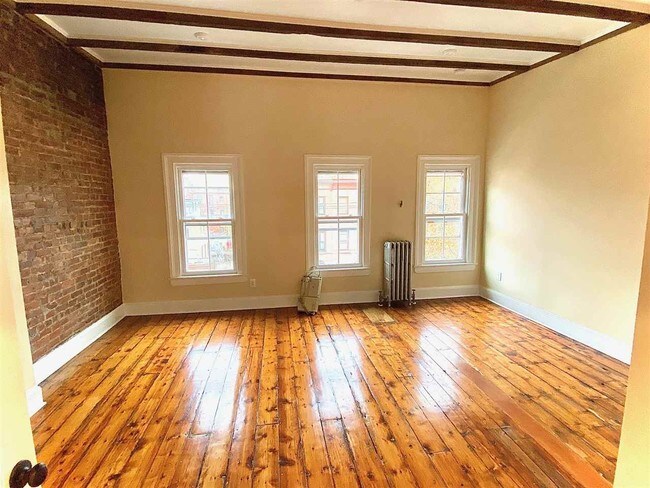 Building Photo - 221 8th St