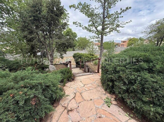 Building Photo - 5021 Calle Del Cielo NE