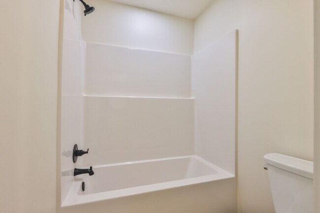 Building Photo - 551 Elm St