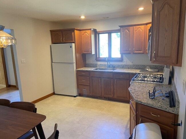 Building Photo - 253 Holly Ave