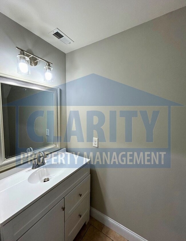 Building Photo - Newly Constructed Townhome!