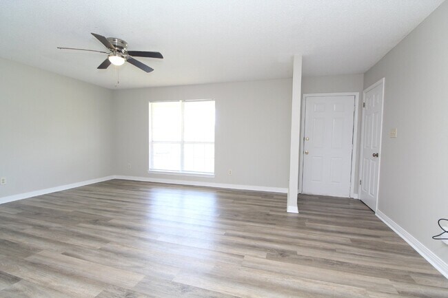 Building Photo - 3/2 Northwest Pensacola brick home with ga...