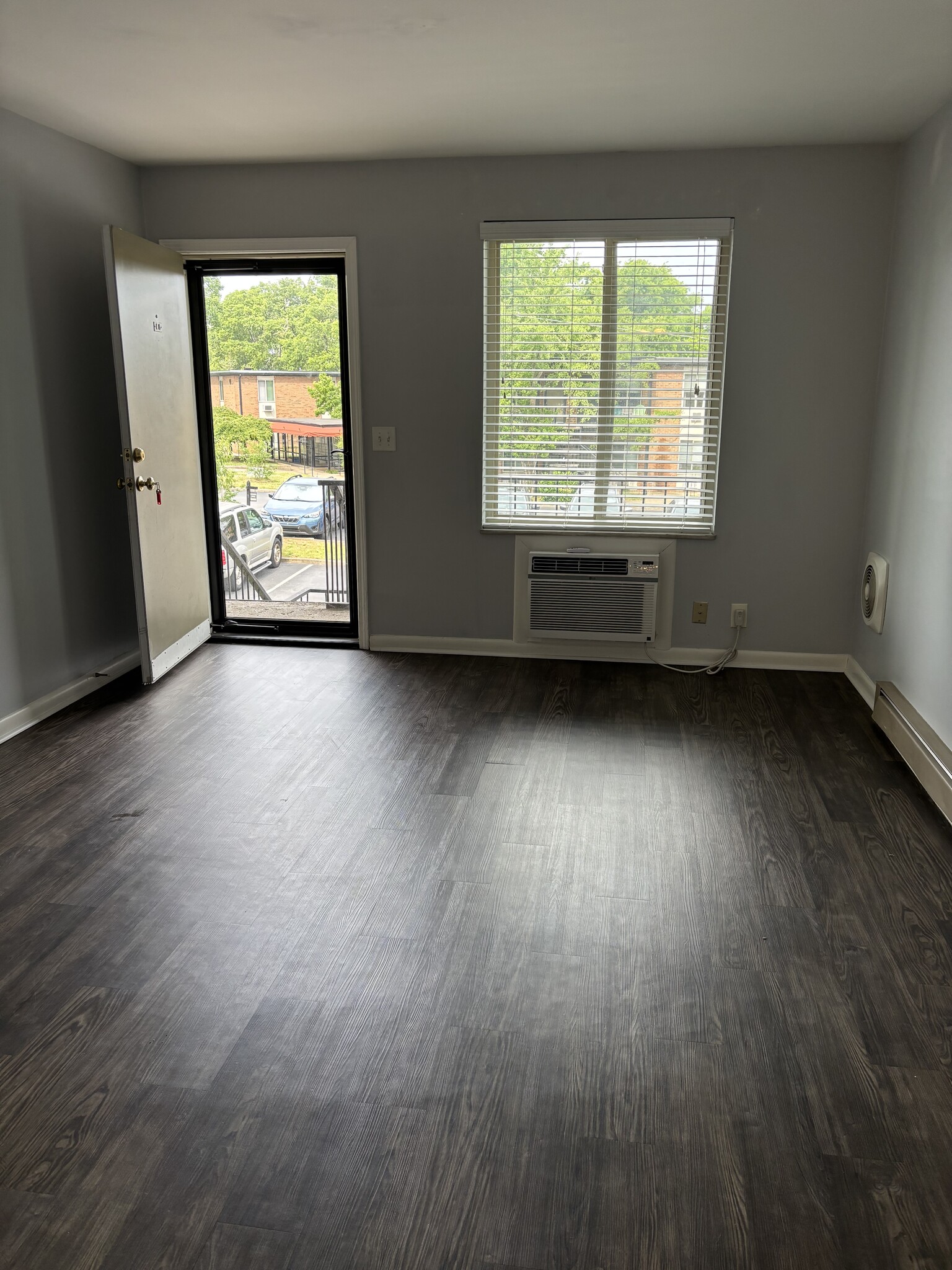 Building Photo - 2601 Hillsboro Pike
