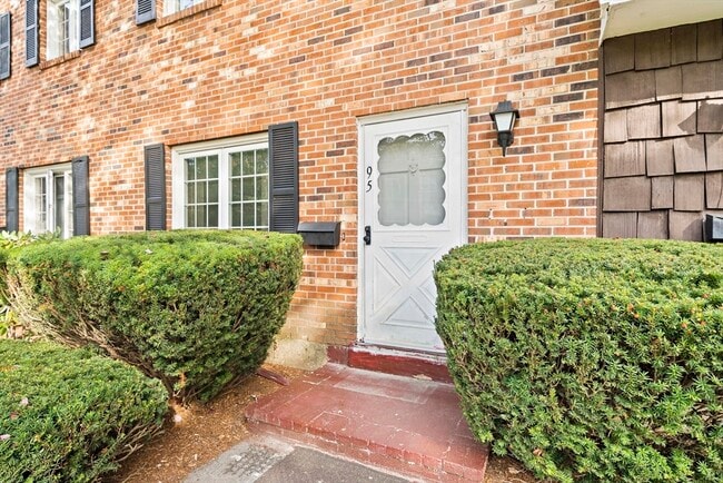 Building Photo - 95 Pilgrim Cir