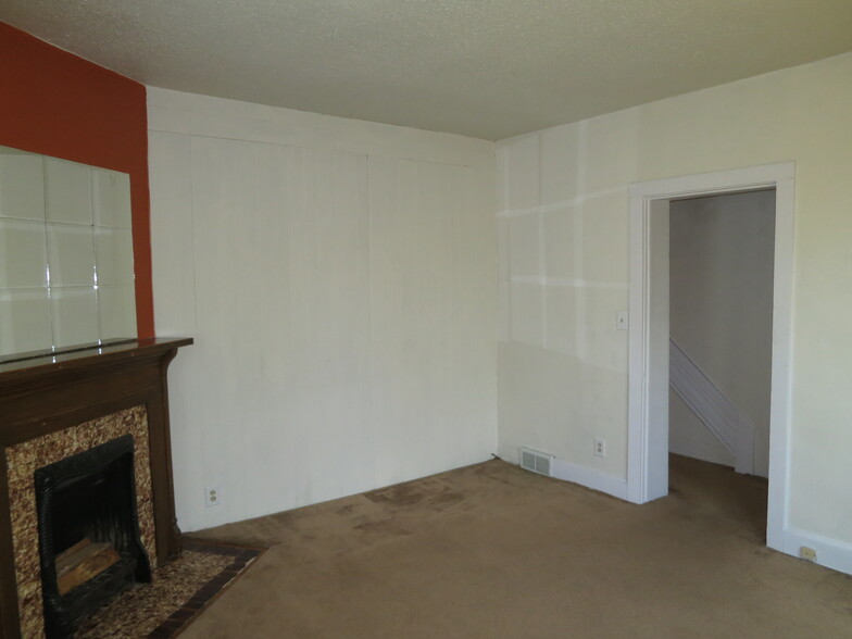 living room w/decorative fireplace - 1207 E 4th St