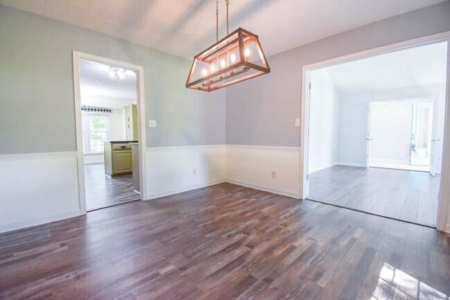 Building Photo - 3 Bedroom 2.5 Bathroom with a Bonus: Small...