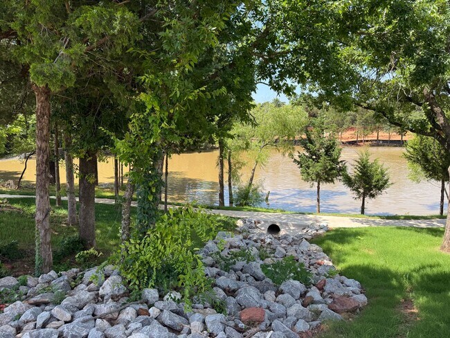 Building Photo - Fall special! flexible terms and easy move in!! 3 bed 2 bath 2 car in bungalow Heights, beautiful...