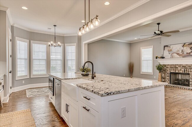 Building Photo - 3067 Rosewood Dr