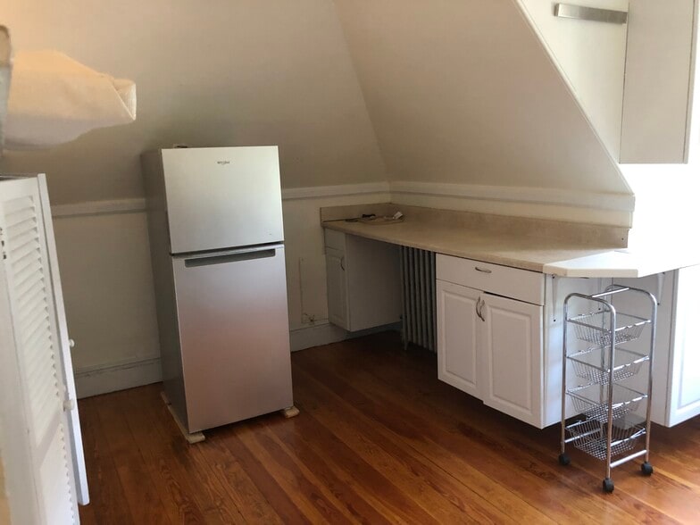 Building Photo - 98 Thorndike St