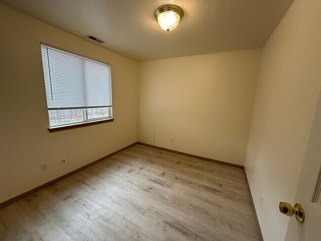 Building Photo - 3 Bedroom 2 Bath  Home In The Lexington Ar...