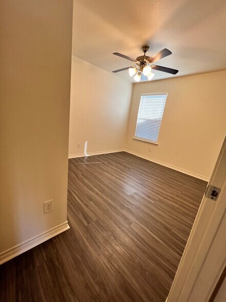 Building Photo - 5628 Humbert Ave