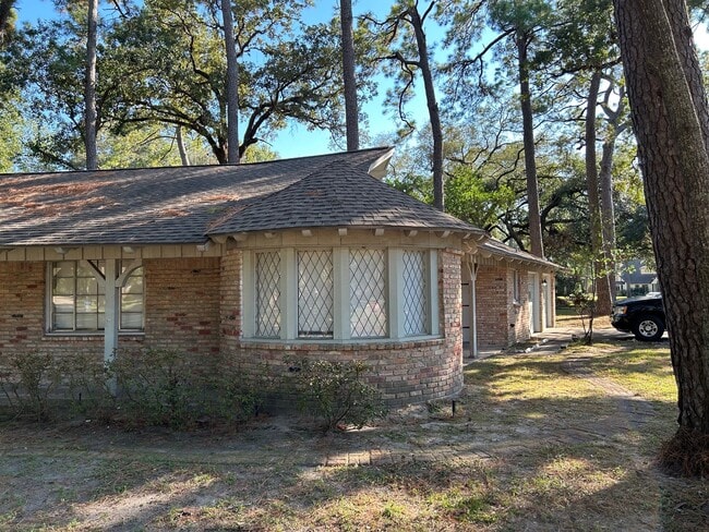 Building Photo - 1702 Maux Dr