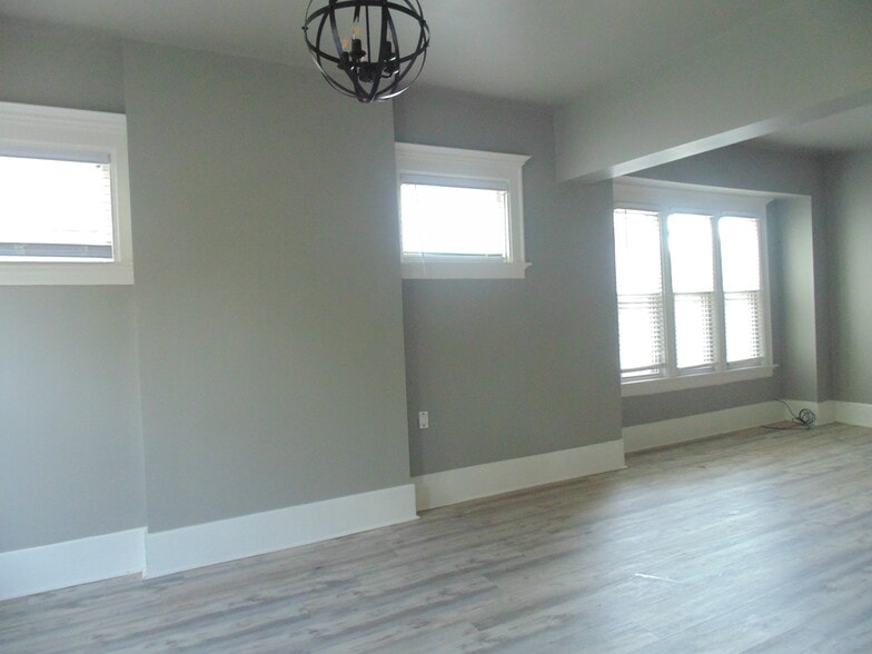 Living/Dining Room - 2831 W Juneau Ave