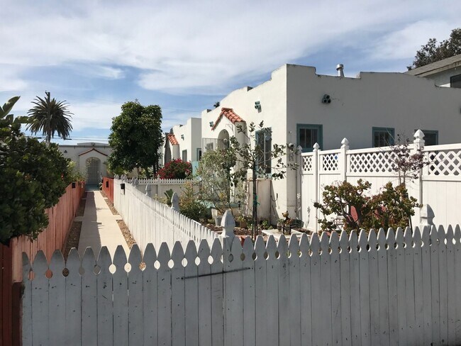 Building Photo - South Park Cottage-1BR 1BA-Freshley Painte...