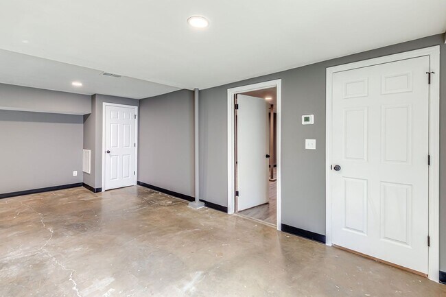 Building Photo - 4 Bedroom Glencliff Home With Garage