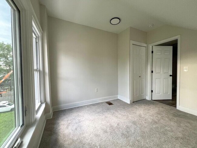 Building Photo - 927 S Champion Ave
