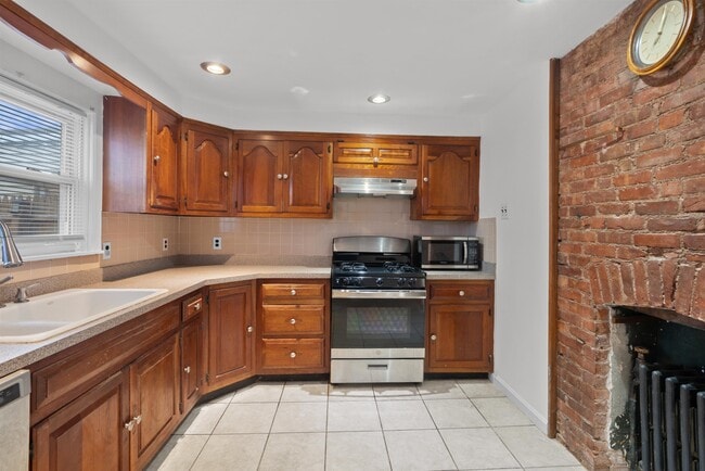 Building Photo - 637 36th St