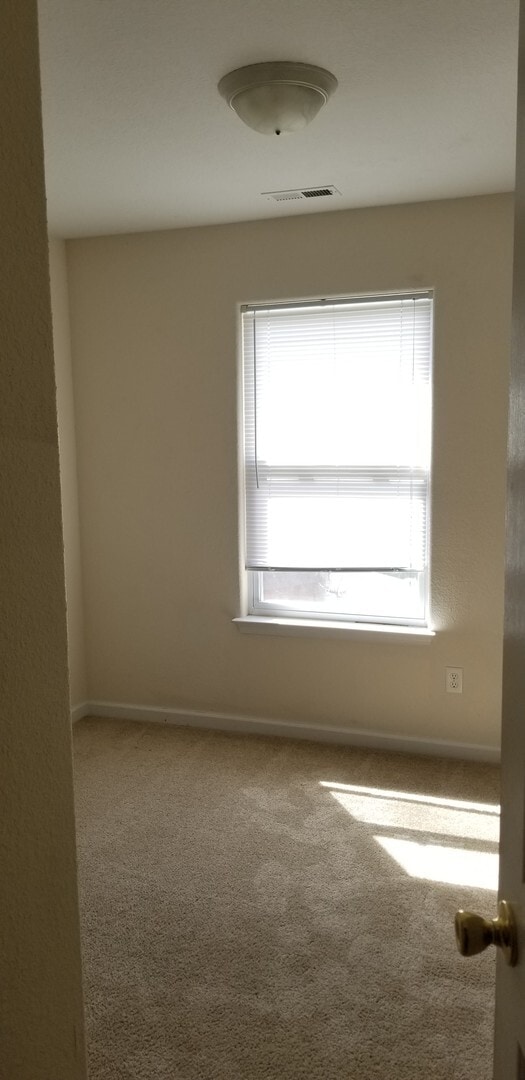 Building Photo - 3 Bedroom 2.5 Bath single family in Chesap...