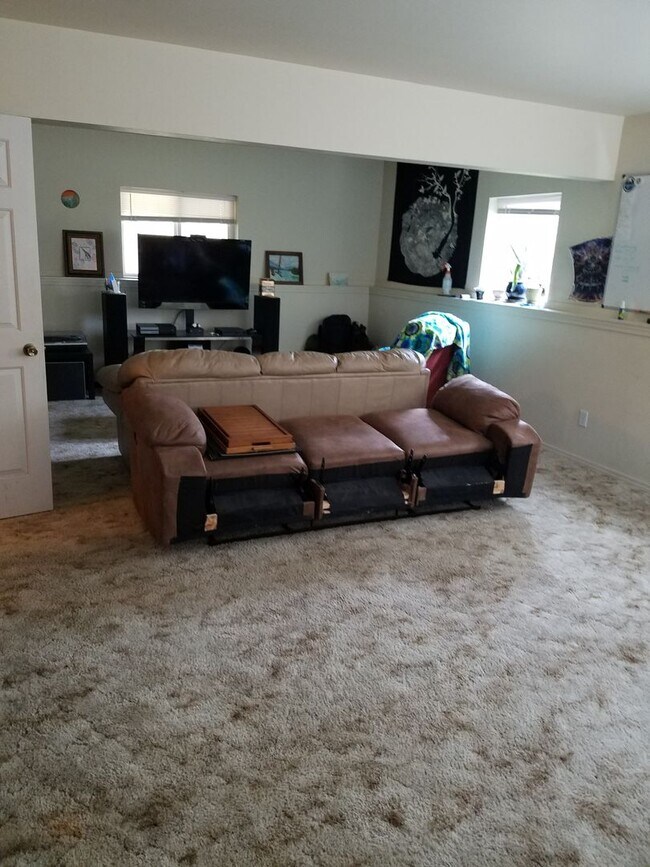 Building Photo - 4 bedroom 2 bath home in Bozeman with double attached garage