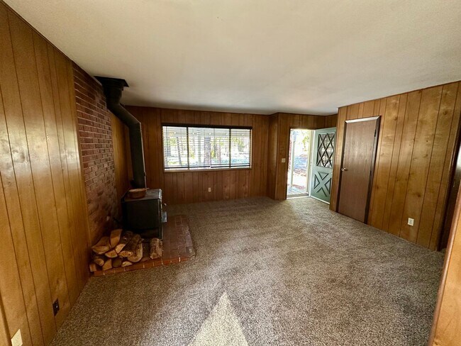 Building Photo - Wooded 2 bedroom cabin in nice neighborhood
