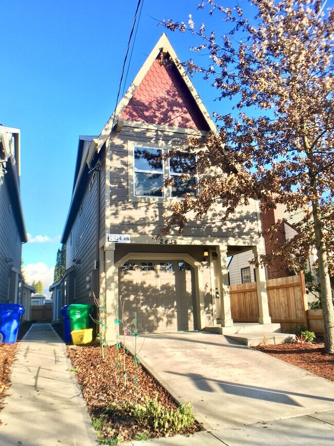Building Photo - Spacious 3br/3.5ba House with Garage & AC in South Tabor Neighborhood
