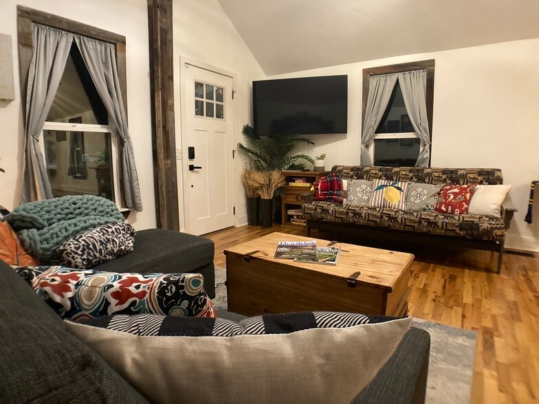 Building Photo - 301 4th St