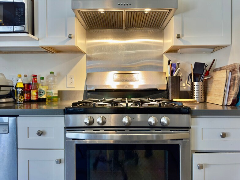 Building Photo - 2211 Haste St