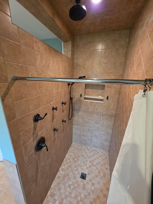 Building Photo - Luxurious 3-Bedroom Home in Poughquag, NY
