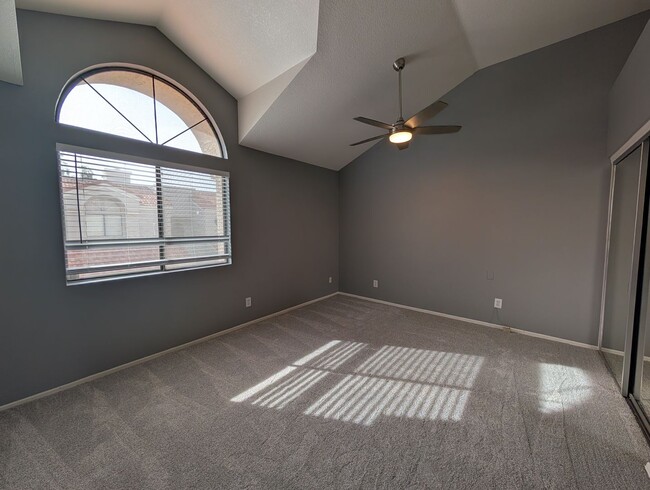 Building Photo - 2 Bedroom 2.5 Bath