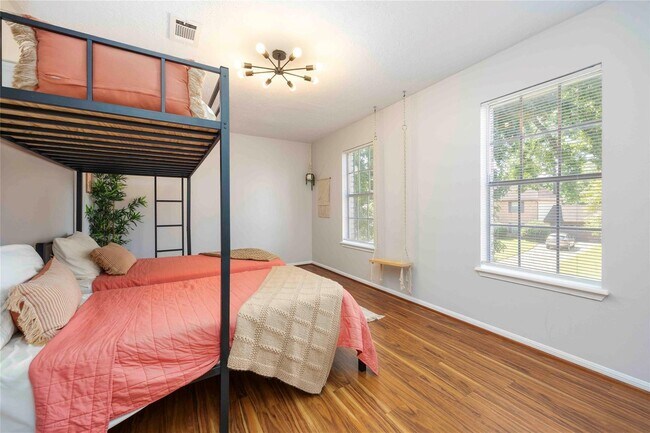 Building Photo - 5511 Green Timbers Dr