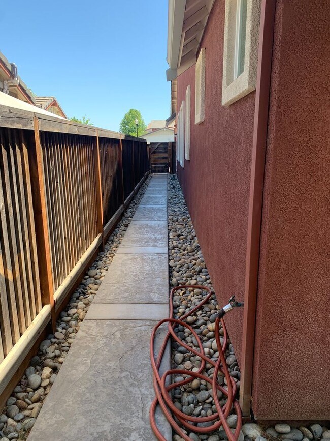 Building Photo - Beautiful Single Story Brentwood Home