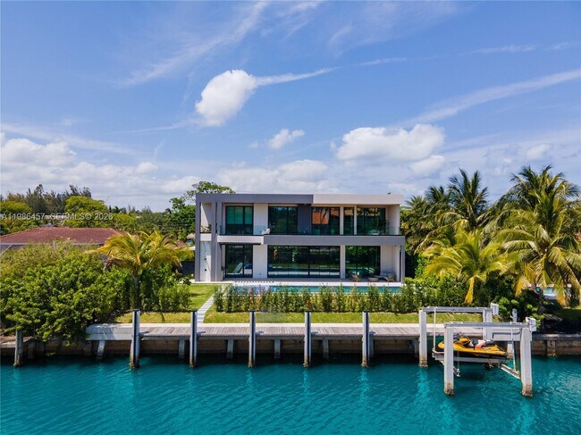 Building Photo - 493 Holiday Dr