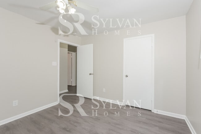 Building Photo - Enjoy living the good life in this 3 bedroom, 1 bathroom home