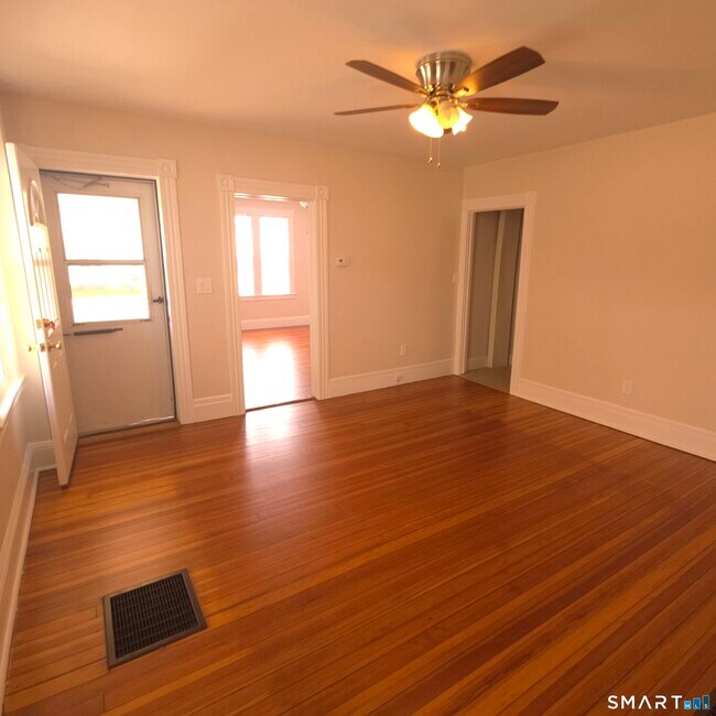 Building Photo - 27 Maple St